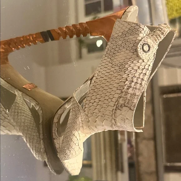 Omelle Elegant Cream/Grey Skin Sandals 37 1/2 - Bronze Stacked Heel NEVER worn - Picture 4 of 12